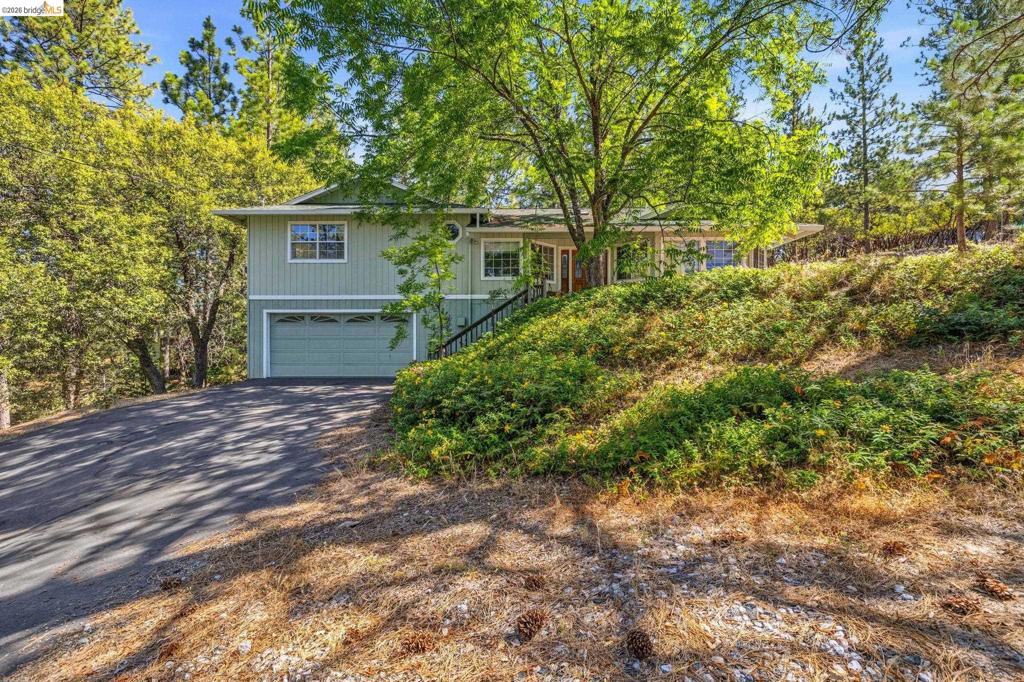 12033 Hillhurst Cir, Groveland, CA 95321
