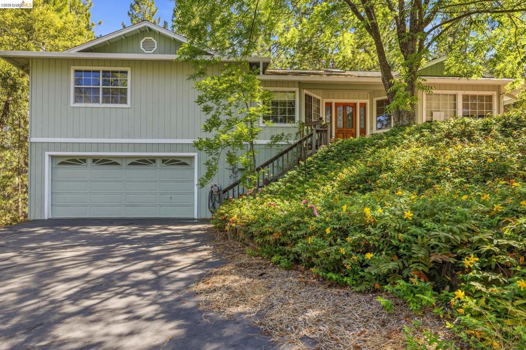 12033 Hillhurst Cir, Groveland, CA 95321