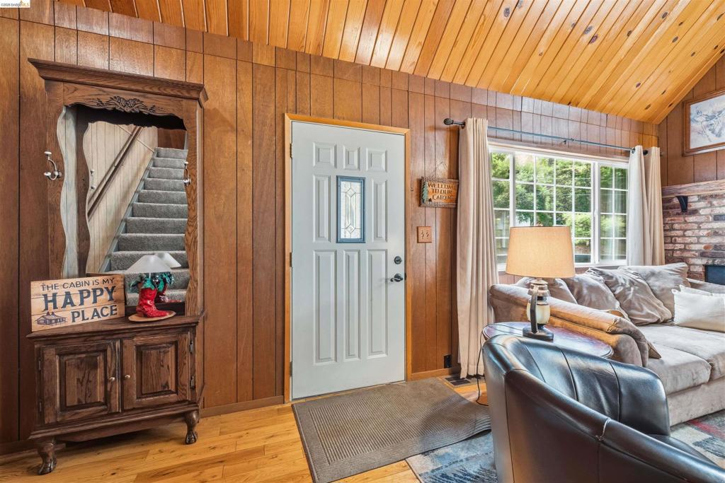 21816 Feather River Dr, Sonora, CA 95370