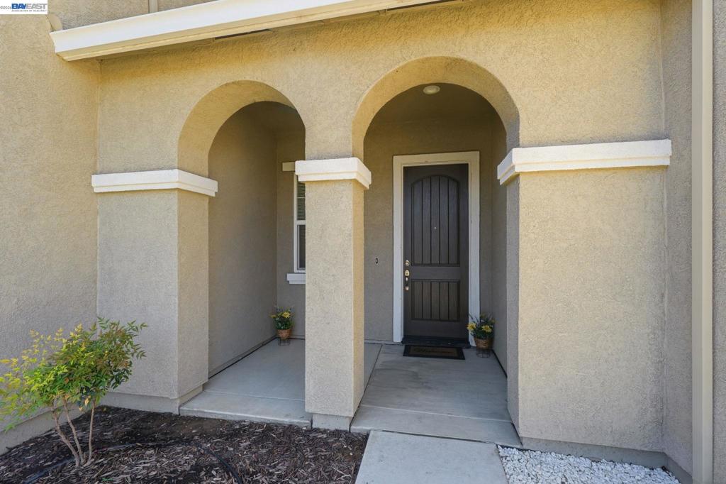 2126 Grapevine Dr, Livingston, CA 95334