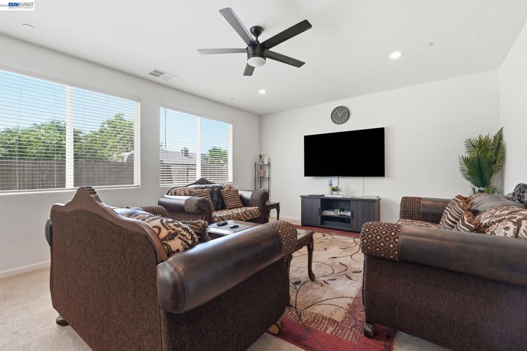 2126 Grapevine Dr, Livingston, CA 95334