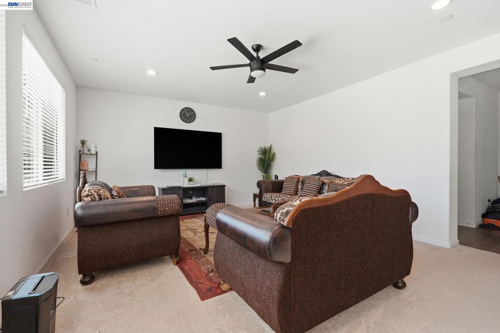 2126 Grapevine Dr, Livingston, CA 95334