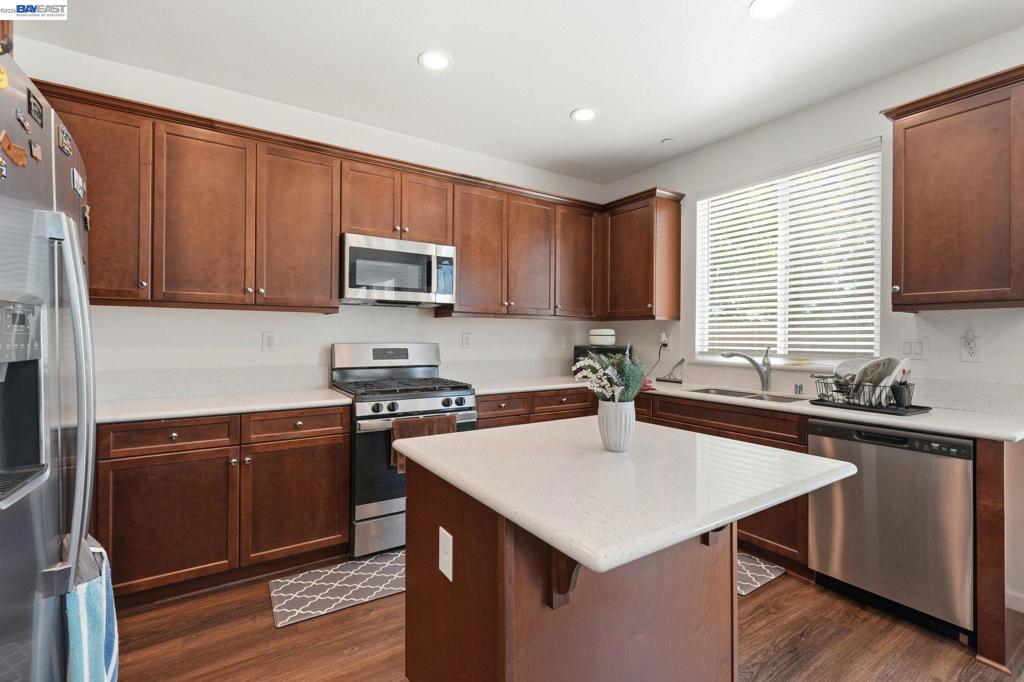 2126 Grapevine Dr, Livingston, CA 95334