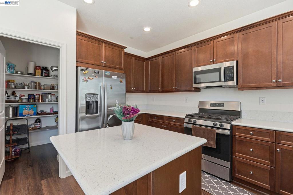 2126 Grapevine Dr, Livingston, CA 95334