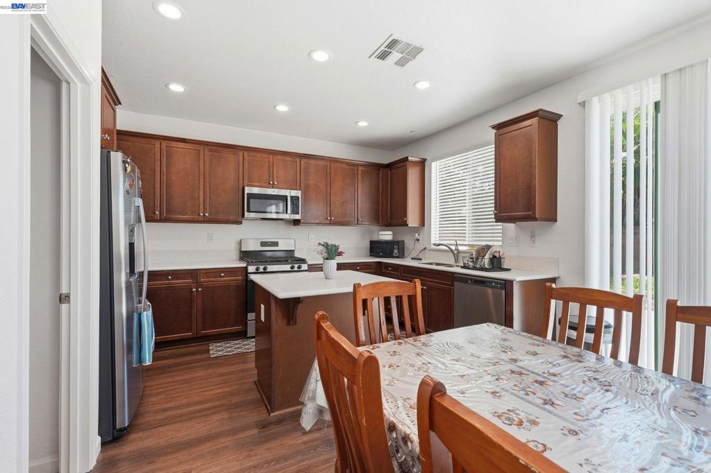 2126 Grapevine Dr, Livingston, CA 95334