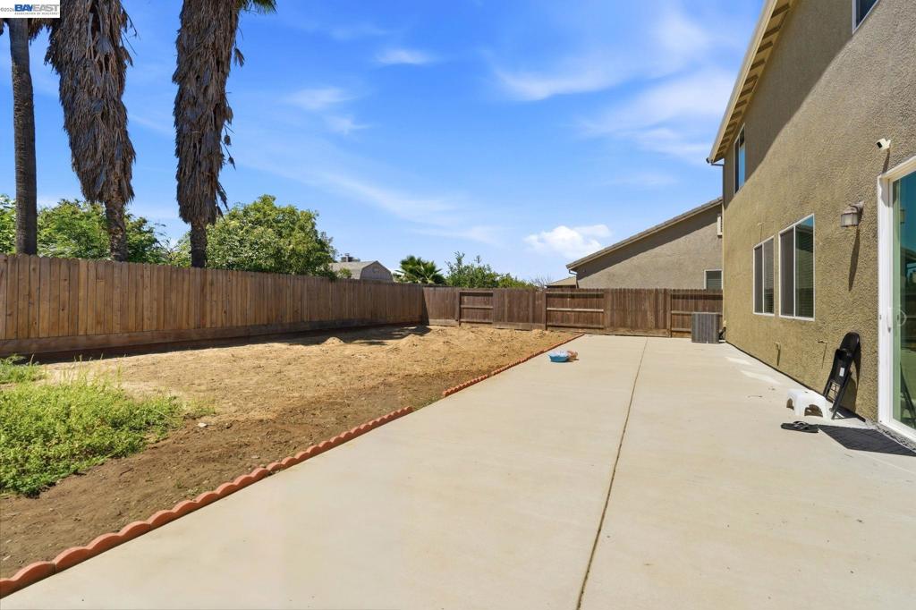 2126 Grapevine Dr, Livingston, CA 95334