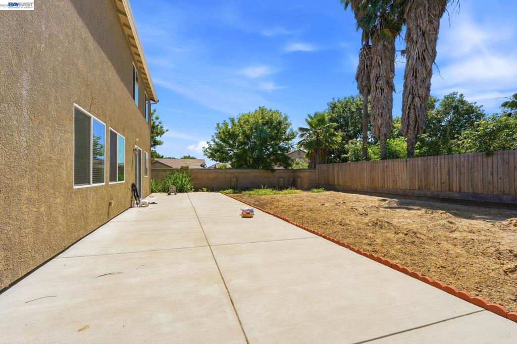 2126 Grapevine Dr, Livingston, CA 95334
