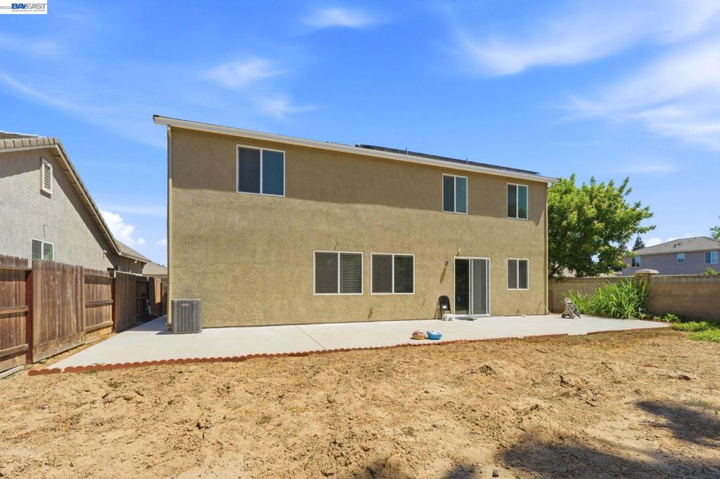 2126 Grapevine Dr, Livingston, CA 95334