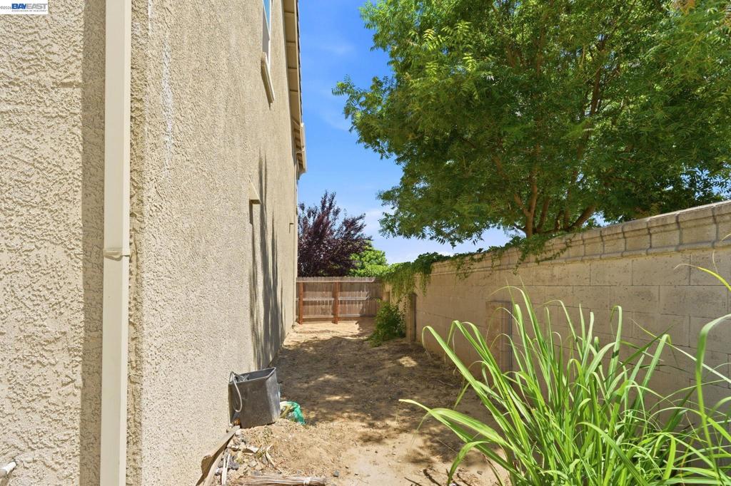 2126 Grapevine Dr, Livingston, CA 95334