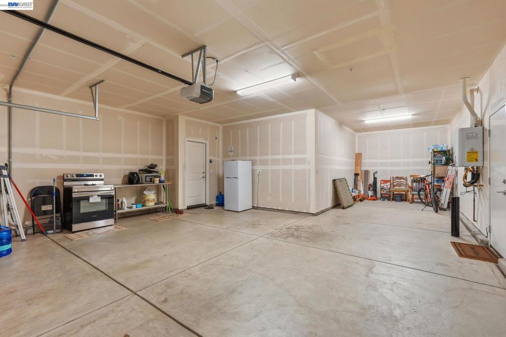 2126 Grapevine Dr, Livingston, CA 95334