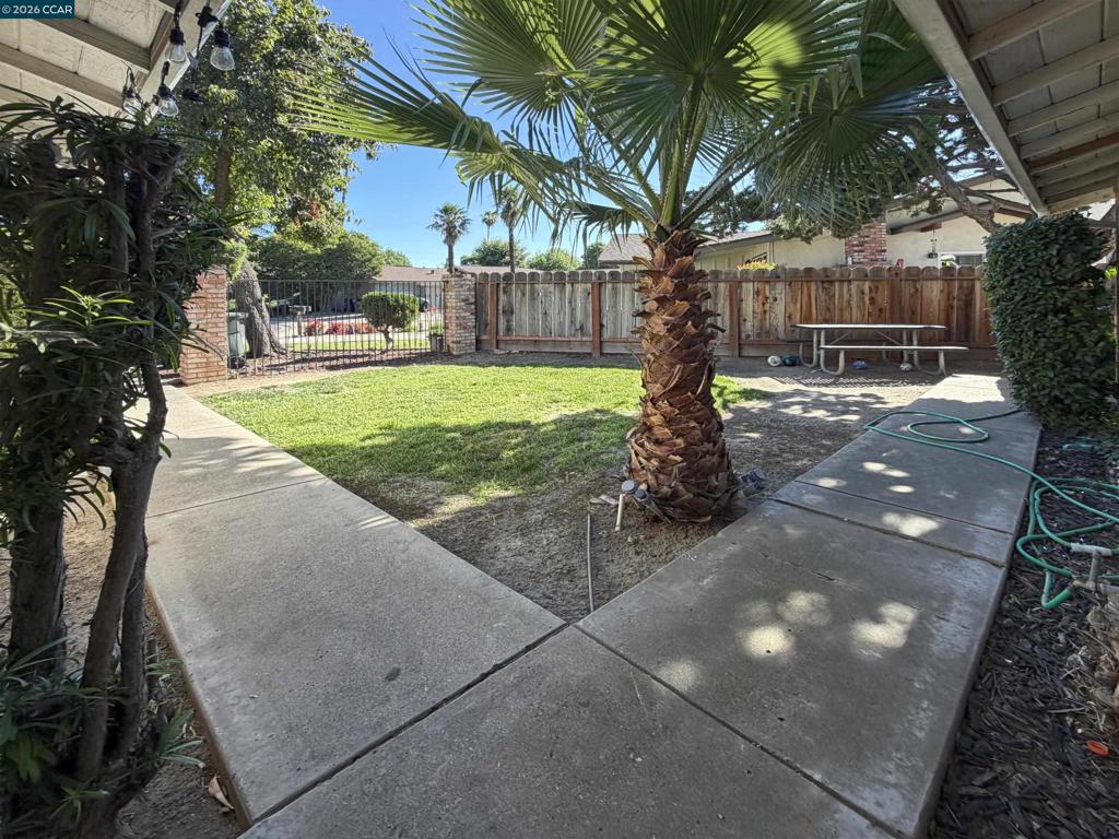 2404 2406 Counts Ct, Modesto, CA 95355