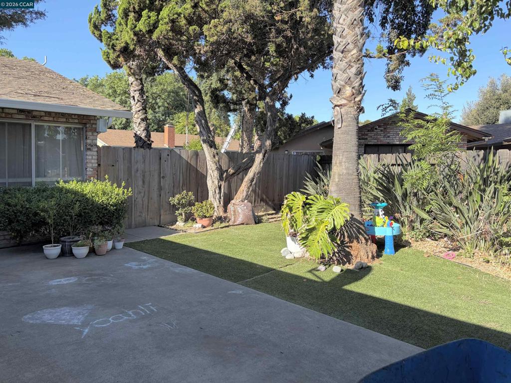 2404 2406 Counts Ct, Modesto, CA 95355