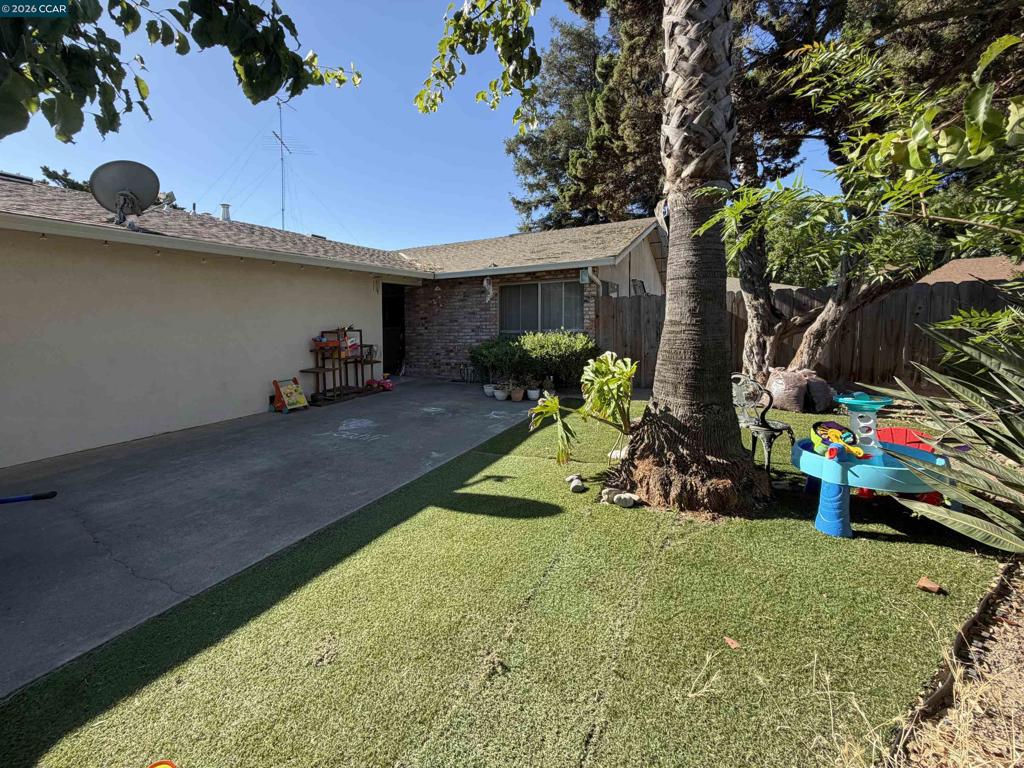 2404 2406 Counts Ct, Modesto, CA 95355
