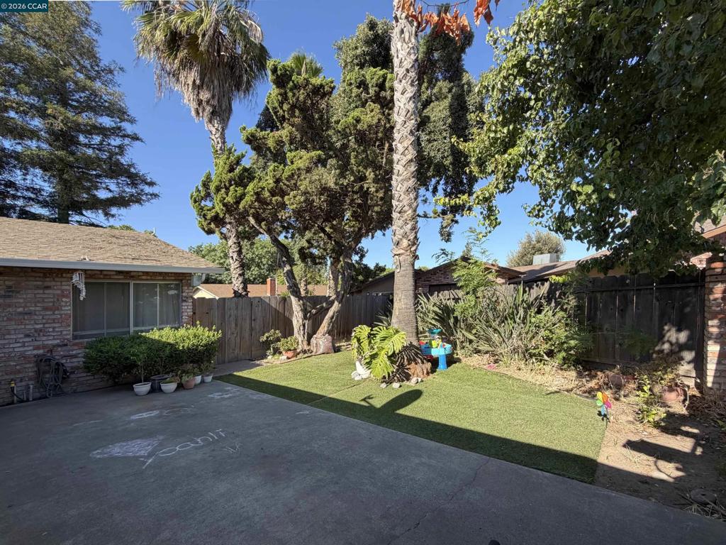 2404 2406 Counts Ct, Modesto, CA 95355
