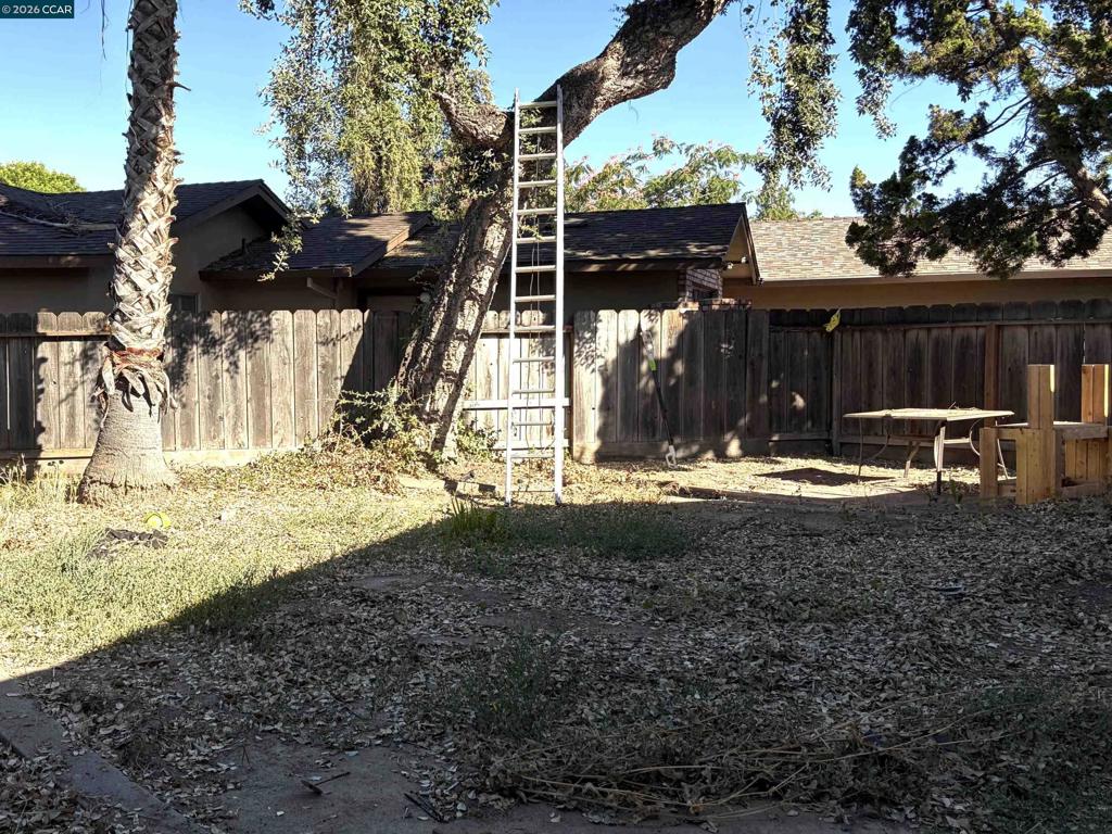 2404 2406 Counts Ct, Modesto, CA 95355