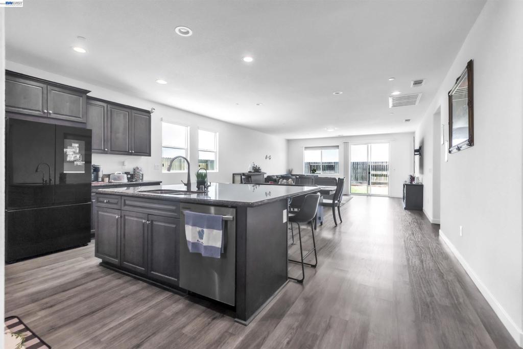 1893 Summit Dr, Los Banos, CA 93635