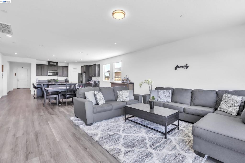 1893 Summit Dr, Los Banos, CA 93635