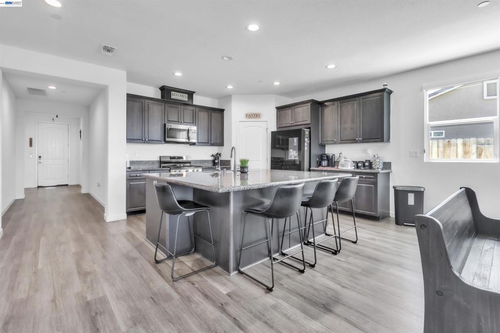 1893 Summit Dr, Los Banos, CA 93635