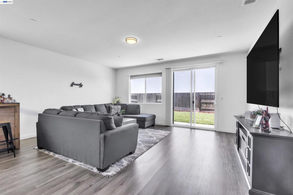 1893 Summit Dr, Los Banos, CA 93635