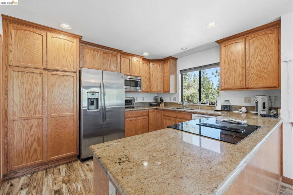 12701 Cresthaven Dr, Groveland, CA 95321