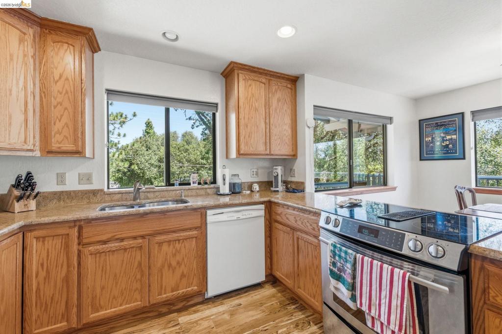 12701 Cresthaven Dr, Groveland, CA 95321