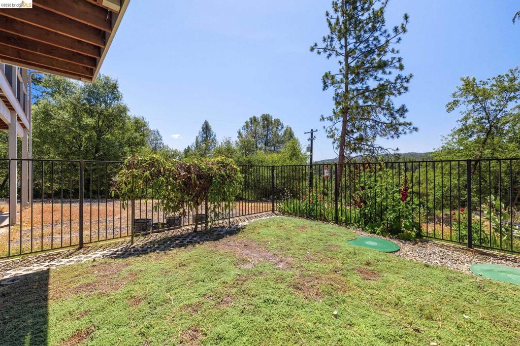 12701 Cresthaven Dr, Groveland, CA 95321
