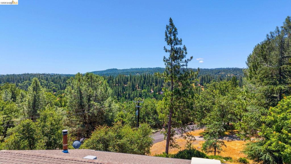 12701 Cresthaven Dr, Groveland, CA 95321