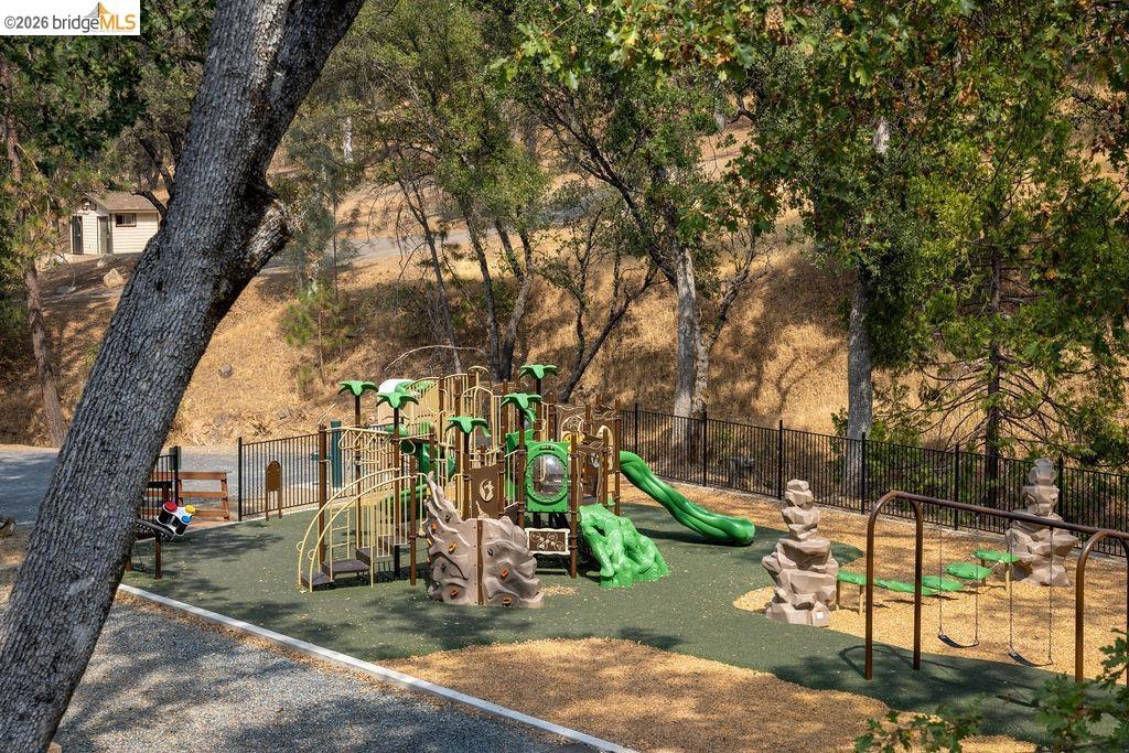 12701 Cresthaven Dr, Groveland, CA 95321