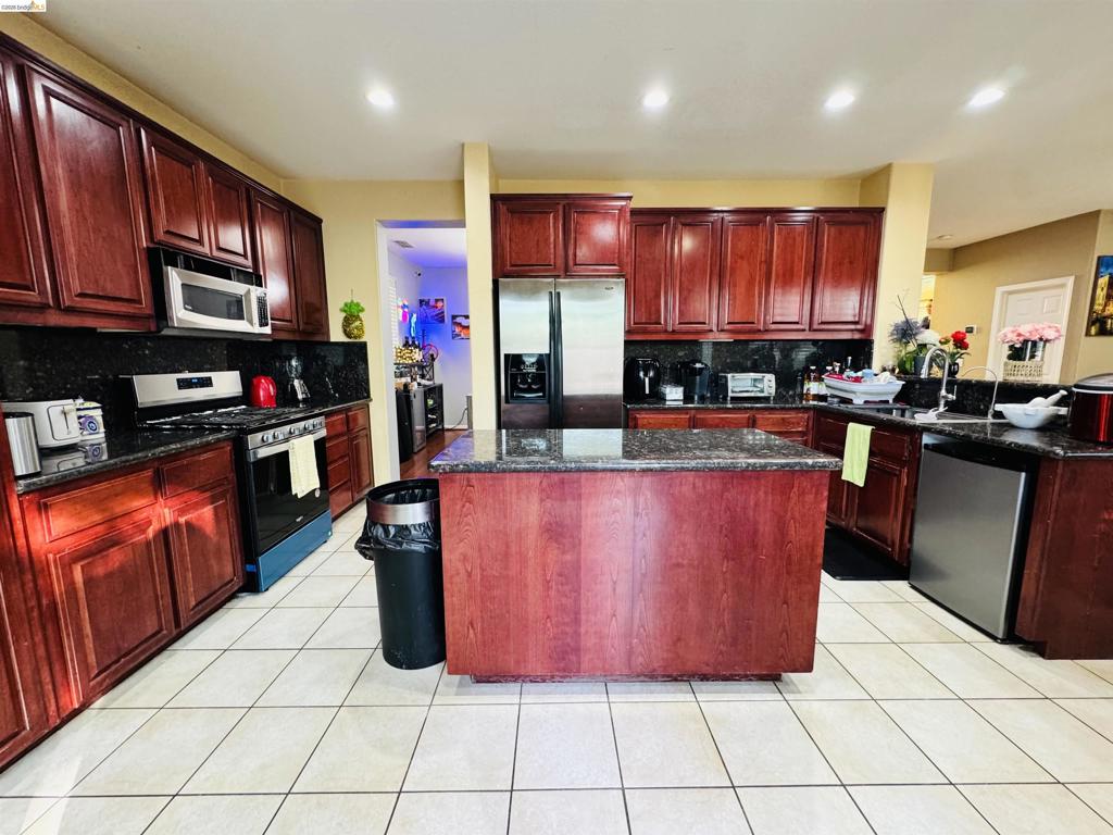 9332 Jacks Pl, Patterson, CA 95363