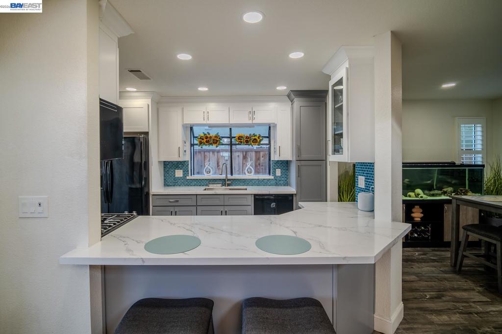 230 Laurelwood Cir, Manteca, CA 95336