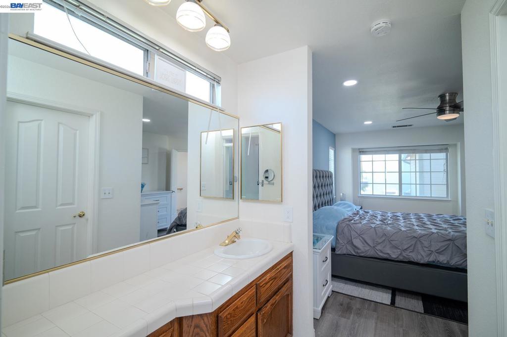230 Laurelwood Cir, Manteca, CA 95336