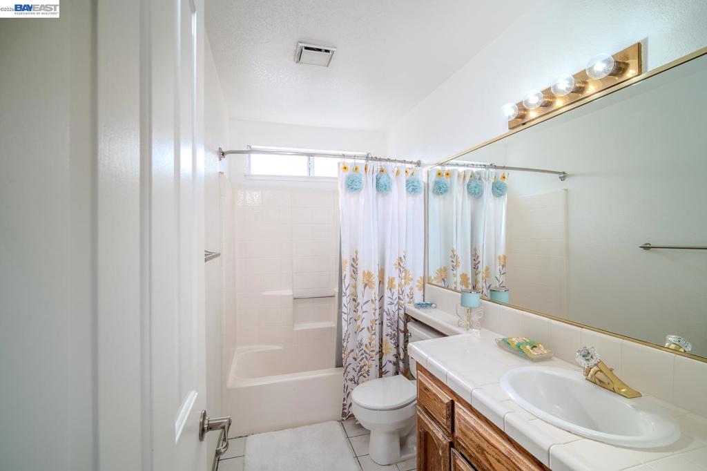 230 Laurelwood Cir, Manteca, CA 95336