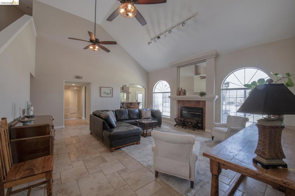 5232 Horseshoe Bend Ave, Clovis, CA 93619