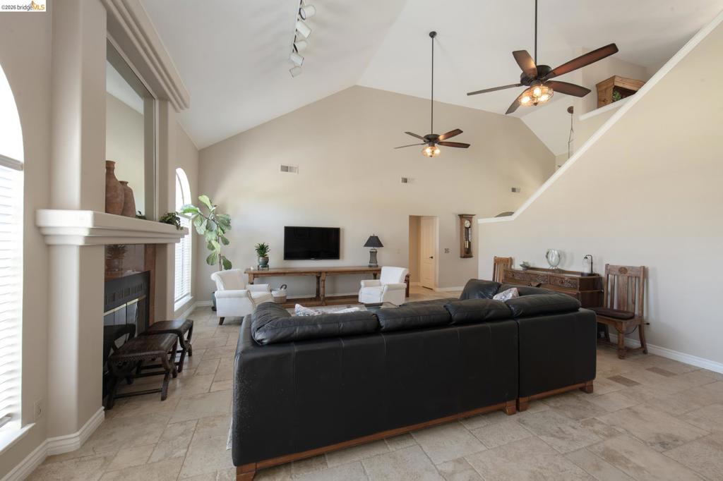 5232 Horseshoe Bend Ave, Clovis, CA 93619