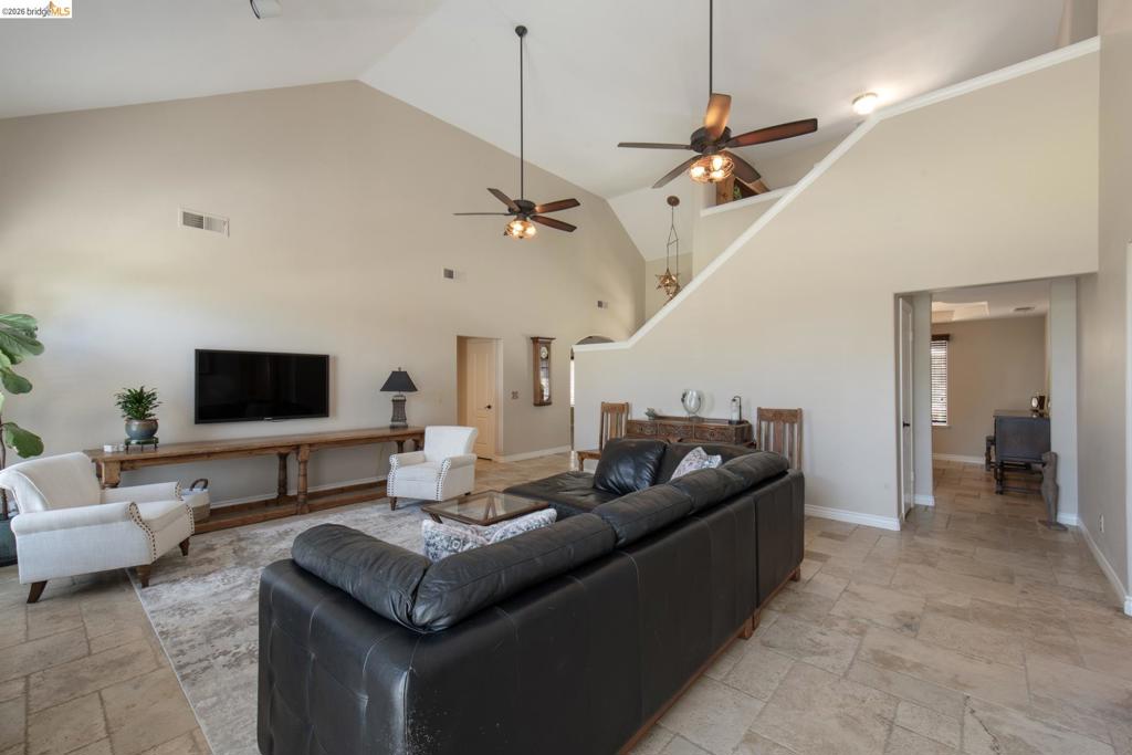 5232 Horseshoe Bend Ave, Clovis, CA 93619