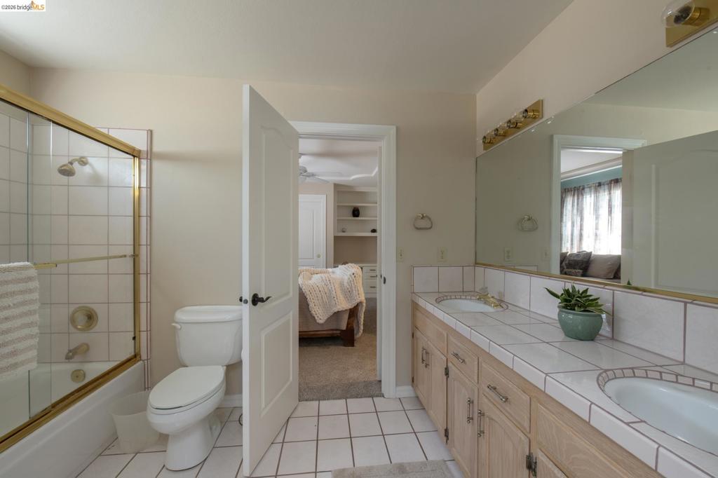 5232 Horseshoe Bend Ave, Clovis, CA 93619