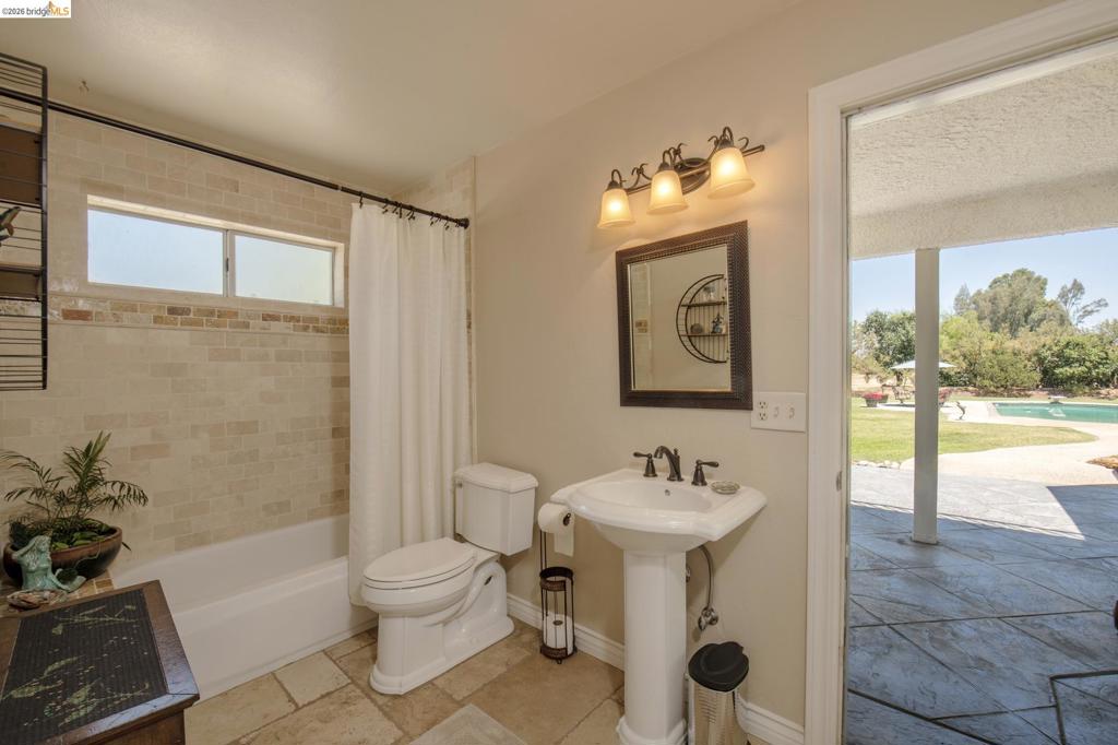 5232 Horseshoe Bend Ave, Clovis, CA 93619