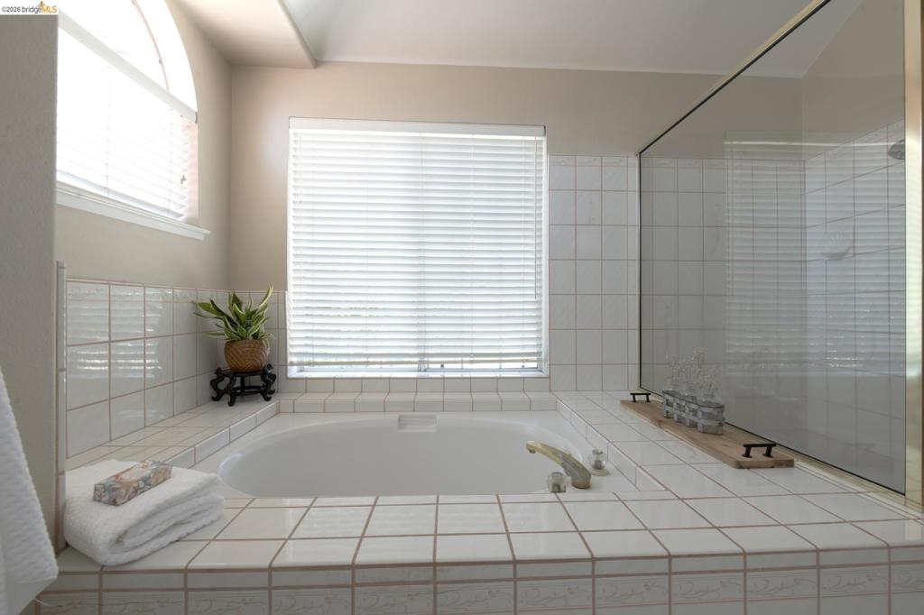 5232 Horseshoe Bend Ave, Clovis, CA 93619