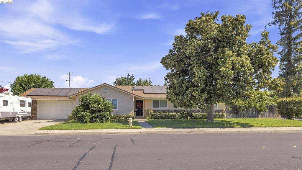 1042 Walnut St, Oakdale, CA 95361