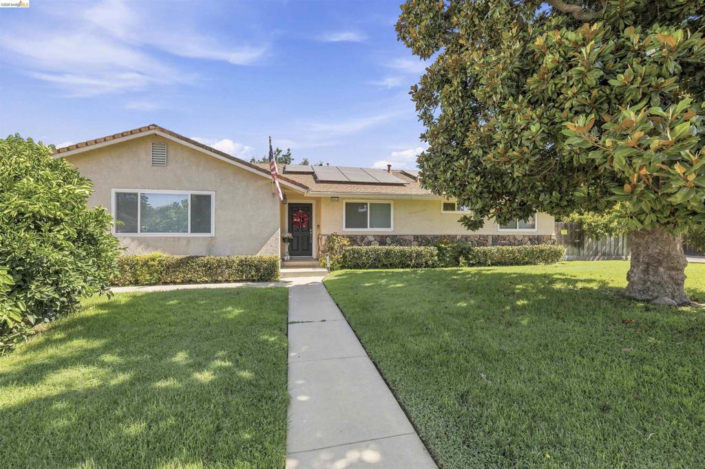 1042 Walnut St, Oakdale, CA 95361