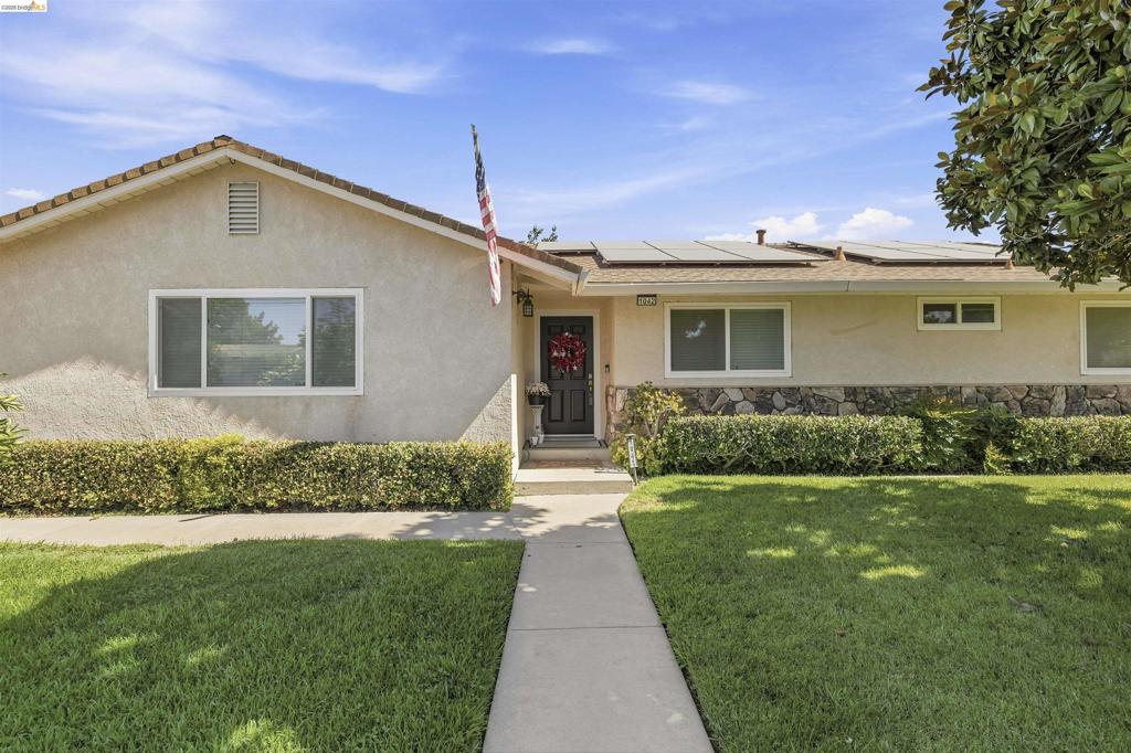 1042 Walnut St, Oakdale, CA 95361