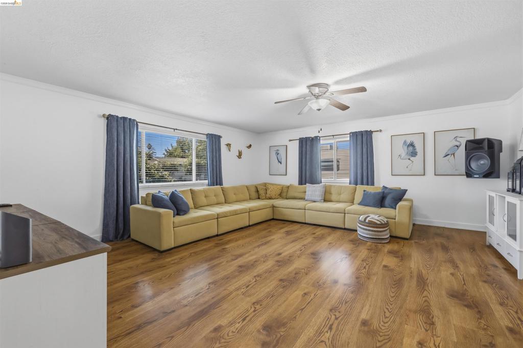 1042 Walnut St, Oakdale, CA 95361