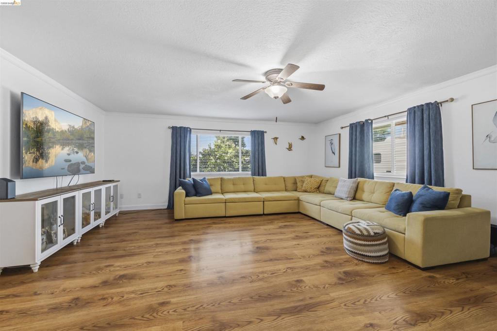 1042 Walnut St, Oakdale, CA 95361