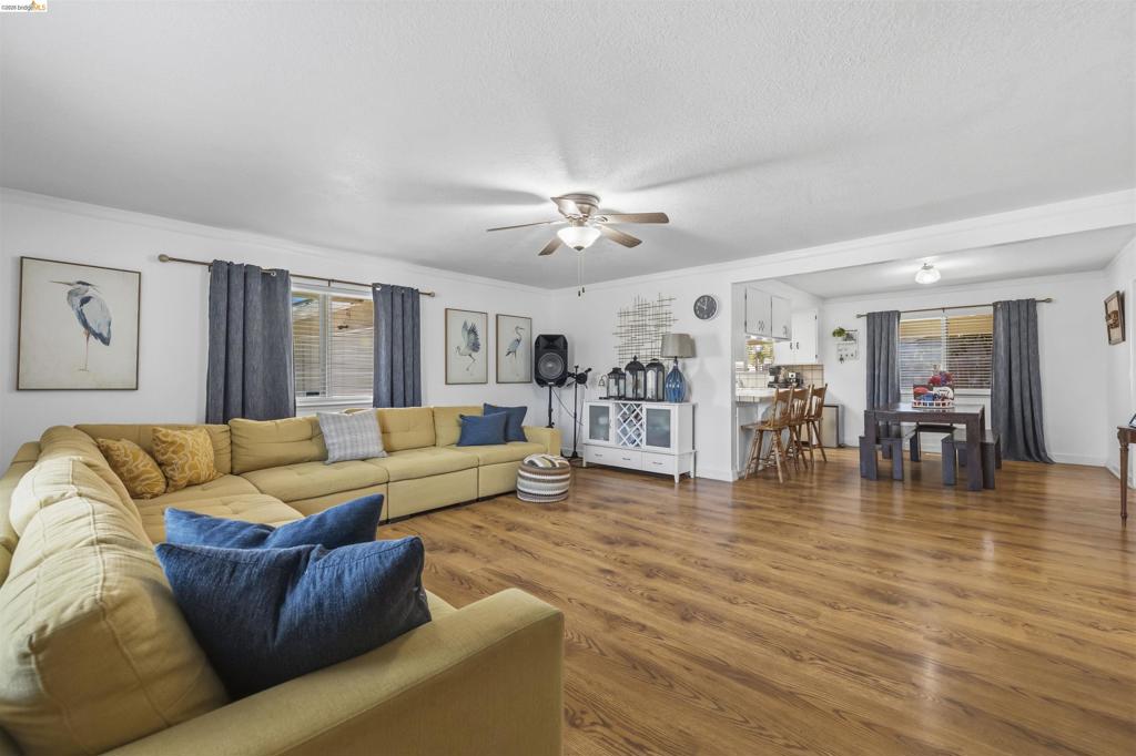 1042 Walnut St, Oakdale, CA 95361