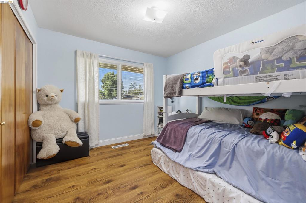 1042 Walnut St, Oakdale, CA 95361