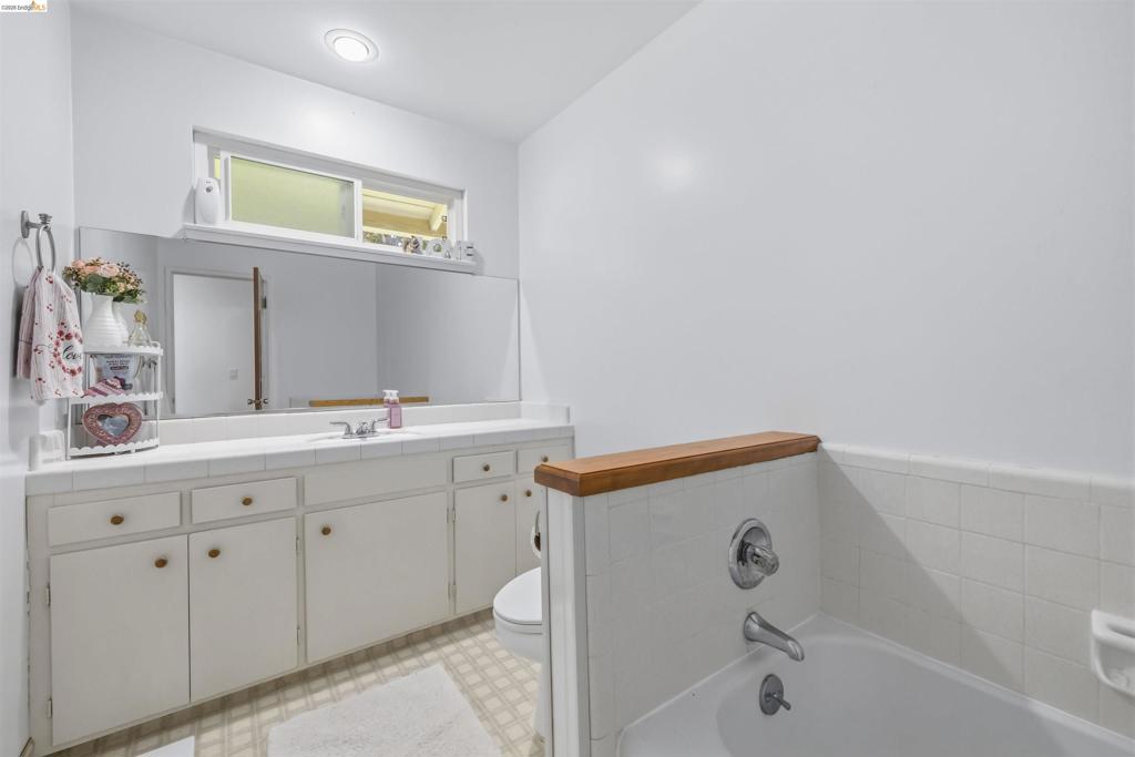 1042 Walnut St, Oakdale, CA 95361