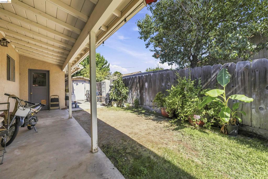 1042 Walnut St, Oakdale, CA 95361