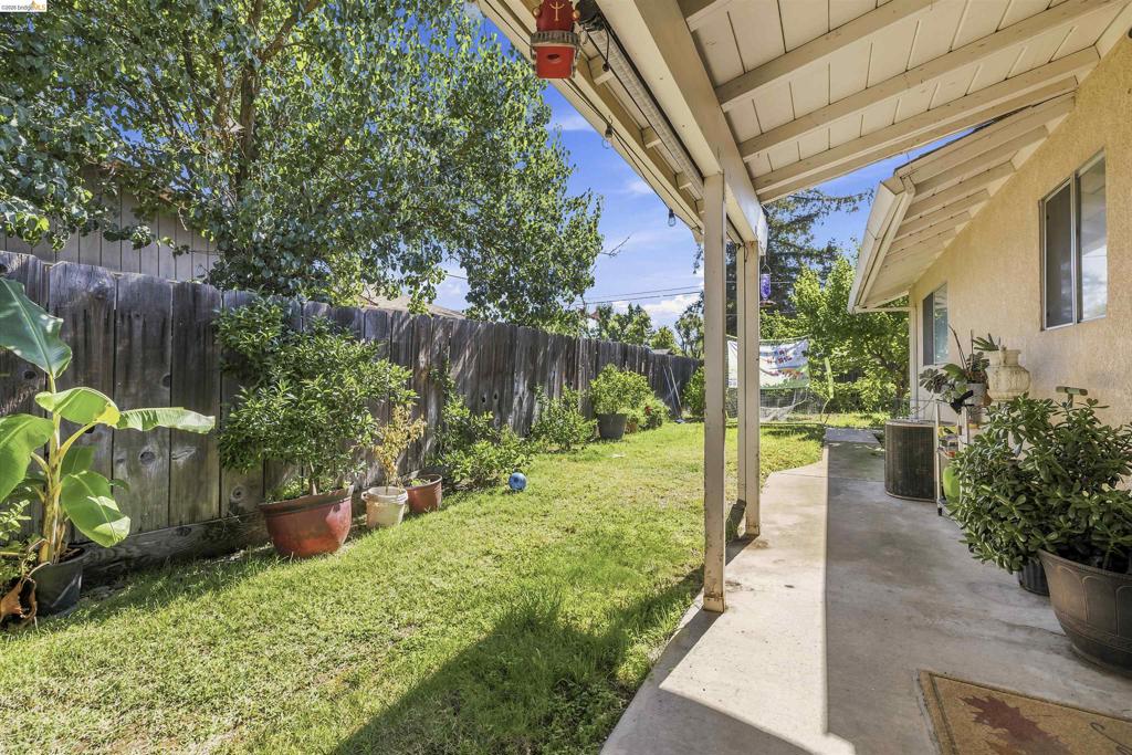 1042 Walnut St, Oakdale, CA 95361