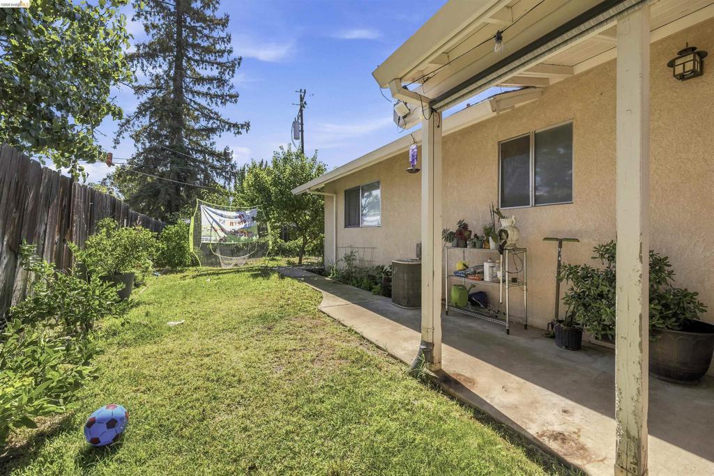 1042 Walnut St, Oakdale, CA 95361