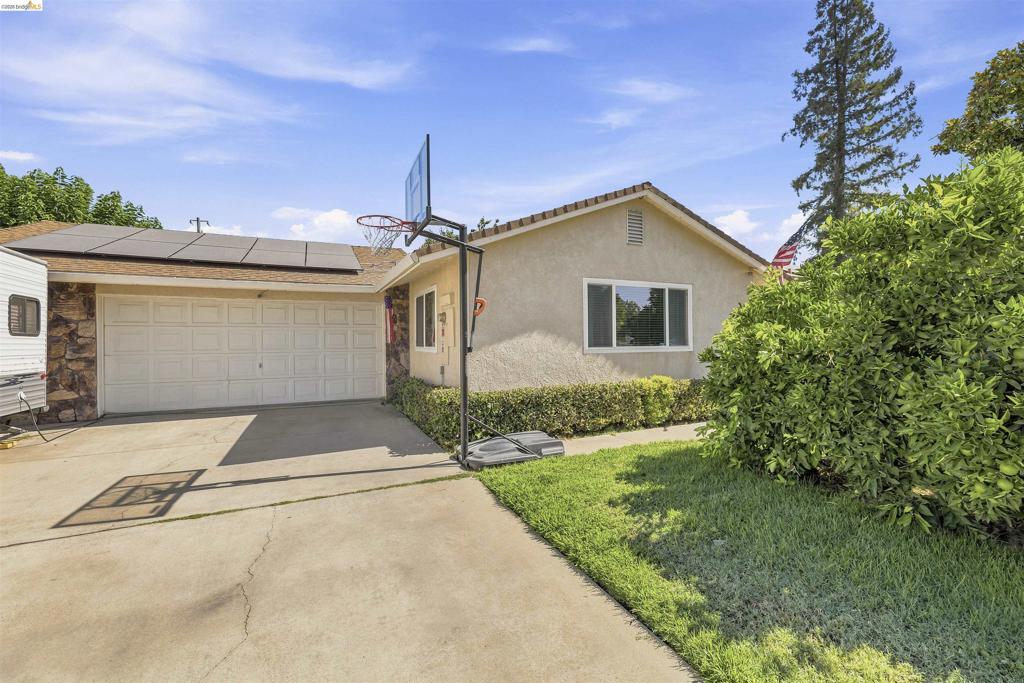 1042 Walnut St, Oakdale, CA 95361